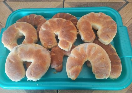 Pariziene cu crema de vanilie si visine