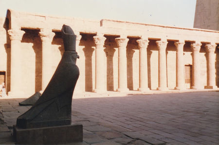 Horus, protectorul Egiptului; Fiul lui Isis și Osiris
