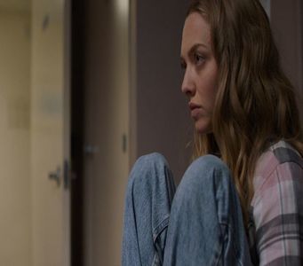 Pff, în sfârșit acasă! Cine ar fi crezut că o să supraviețuiesc după astfel de zi? Mă rog, aproape.; Bine că am scăpat doar cu câteva zgârieturi și o sperietură groaznică - până la urmă la ce altceva mă pot aștepta când lucrez într-un sanatoriu? Arunc geanta pe un scaun din hol și mă
