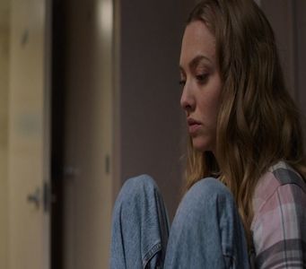 o pătură rămasă parcă dintr-un război al Netflix-ului și un teanc de farfurii nefericite care parcă; cer ajutor. Oftez adânc și mă îndrept direct spre barul improvizat. &quot;Gin tonic, gin tonic, vino la mama,&quot; murmur în timp ce îmi torn o porție generoasă. Între timp, mă așez pe canapea și
