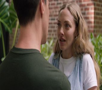 voce, căci între mine și Jack era deja o rutină să avem acest schimb de replici cu o oarecare; conotație atât flirty, cât și acidă. Abandonez paharul acum gol și fără de folos pe masa din fața canapelei, decizând să mă fac ceva mai comod pe parcursul istorisirii sale, dar nu îndeajuns

