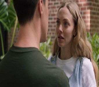 de comodă încât să ațipesc chiar în mijlocul ei. „Ceva-mi spune că n-ai fost singur. Ce ți-am; zis eu ție? Încetează să mai traumatizezi femeile, că nu pot face față valului de pacienți noi care se internează în ultima vreme.” Un căscat îmi părăsește buzele aproape imediat după.
