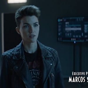 × Alex ma indrept spre usa intrand destul de hotarata. Le zaresc pe cele doua; vorbind ridicand o spranceana pentru faptul ca blonda Inca nu viseaza si a ramas la barfa. ❝Hey, Hollywood! Parca ziceai ca ai nevoie de somn.❞
