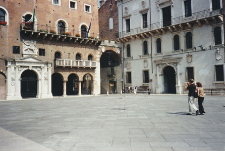 Piazza dei Signori; Palazzo del Podesta (stânga) și Palazzo Cansignorio (dreapta)

