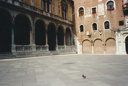 Piazza dei Signori; Loggia del Consiglio (stânga) și Palazzo Podesta (Dreapta)
