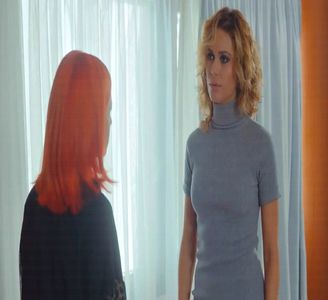 — timp prezentându-mă la rândul meu. ❝Cu plăcere. Sonia.❞ Nu durează mult iar aceasta; dispare din aria mea vizuală, ceea ce mă determină să privesc iar pe fereastră, undeva într-un punct fix, savurând din paharul cu vin destul de lent.
