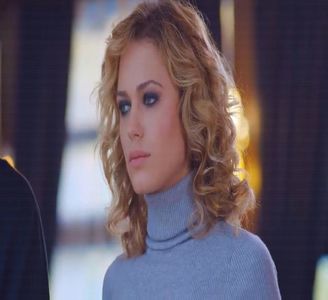 — completarea celei de adineauri. ❝Lasă că-i trece dragă durerea. La frumusețe suferă.❞; Ridic nonșalant din umeri timp în care în vizor îmi apare tovarășul lor ce se chinuia la mașină cu bagajele. Îl privesc ceva vreme pe geam, gata să mai comentez ceva în scurt timp.
