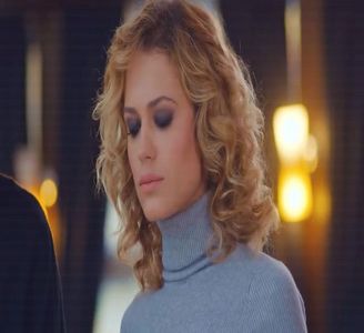 — ❝Abia ai ajuns și deja-mi fac griji pentru tine.❞ Rostesc cu privire la conversația sa cu; peretele, continuând apoi. ❝Dar măcar asta demonstrează că am suflet.❞ Ridic una dintre sprâncene și-mi mut privirea de către fereastră spre ea. ❝Tovarășul tău a fost abandonat cu

