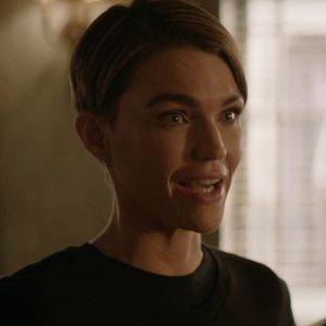 •┇—ⴵ—┇• ❝Griji pentru mine? Sunt cat se poate de bine...❞ Ranan in acelasi fel fara sa; ma misc prea mult pana in momentul cand spune despre Alex si ma rezem de spatarul canapelei surazand. ❝Daca te referi la fratele meu, se descurca.❞ Ridic usor din umeri si o
