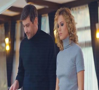 — ❝Pe mine mă deranjează, trebuie să ajung la muncă mâine dimineață.❞ Rostesc în; ceea ce privește închisul undeva și mă uit de la ea la perete, mișcând din cap în sens negativ și așezându-mă într-un final pe fotoliul din încăpere, picior peste picior. ❝Bine de știut că se
