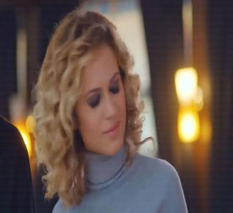 — sticla începută mai devreme și mă așez, iar când aud acea întrebare bruscă, răspund; destul de rapid, fără a sta mult pe gânduri. ❝Nu știu... n-am mai simțit-o de câțiva ani și am uitat, spre binele meu.❞ Pentru a nu mă duce de tot cu gândul în acea direcție, privesc peretele și
