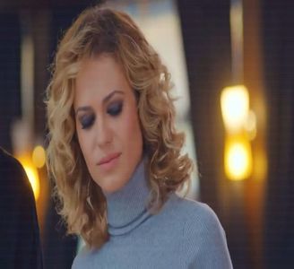 — mă concentrez la chestia dubioasă pe care tocmai a scos-o ea pe gură, strâmbându-mă; ușor. ❝Uh.. asta nu a fost foarte gentil. Săracul perete.. ar trebui să fugă departe. Noroc că avem nevoie de el.❞
