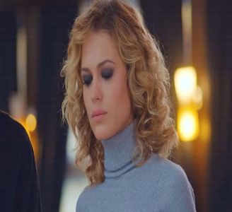 — ❝..da.. o să-ți povestesc dacă-mi mai amintesc vreodată, cu siguranță.❞ Mă delectez; în continuare cu vinul simțind deja cum se urcă ușor la cap și mă determină aproape să adorm pe fotoliu, căci ăsta era efectul alcoolului în cantități mici după o zi plină. Totuși găsesc puterea
