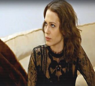 — chiar una din blondele mele preferate. ❝Dar bună seara, bella.❞ Ridic ușor sprâncenele; când ne oferă o ofranda, acea ciocolată scumpă, replica sa gâdilându-mi auzul. ❝Stai liniștită că nu te las la greu, sunt foarte curioasă să gust!❞ Întind instand mâna, așteptând să văd
