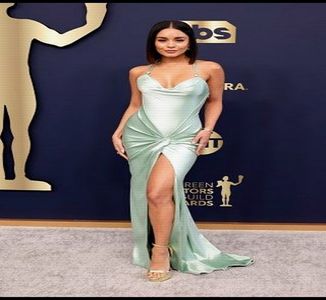 ● wanderer chose the [GREEN] one.; SAG Awards 2022.
