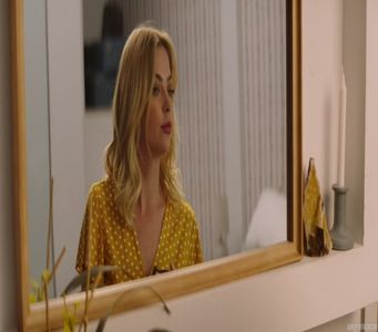 Ridic nonșalant din umeri la auzul vorbelor sale. ”Ador dramele oricui, atâta timp cât nu; mă afectează pe mine.” O las să continuie cu confesiunea sa, ascultându-i cu atenție cuvintele. ”Poate ai nevoie de o vacanță? Un loc cu soare, plajă, bărbați frumoși. Oh, sau poate
