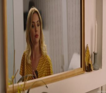”atunci am o veste proastă pentru tine. Ele niciodată nu răspund la telefon.”Îmi întorc capul; cât să o privesc pe Kate, adresându-mă acesteia. ”Nu te lăsa inimidată de Victor, e puțin ursuz, dar dă-i un pahar de whiskey și un subiect de bătrâni și pare că are puțină viață în el.”
