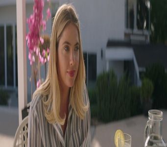 Îl lovesc ușor pe Victor cu dosul palmei peste piept, săgetându-l cu o privire deloc drăguță.; ”Acum că stau să mă gândesc, cred că ar fi fost mai bine dacă te lăsam în Seattle cu fosta nebuna și viața plictisitoare.” Evident, era doar o glumă, fapt bine cunoscut de Victor.
