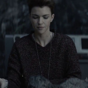 × sansa din partea mea de al opri sa nu para nebun si in fata celor care; ar putea intra in casa, doar ma amuz in launtrul meu de ceea ce imi vad ochii.
