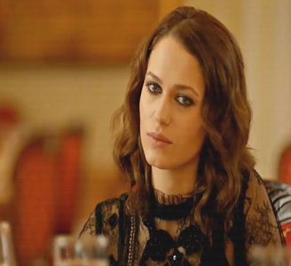 — cum ceara se tot topea și prelingea pe lângă ea. ❝Ai grijă la ceară.❞ Îl avertizez, după; care mă uit scurt spre sora acestuia. ❝Cum a fost ziua ta?❞ O întreb cu un ton destul de amabil, iar după ce cercetez puțin livingul, iau loc pe unul dintre fotolii pentru a mai sta puțin de vorbă.
