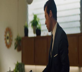 privind-o curios pe când deschid ușa și o las pe aceasta să pășească prima în interior. O; urmez imediat după aceea și continuăm până când ne aflăm în camera de zi a casei. „Vrei ceva de băut?” O întreb pe amica mea, pașii deja purtându-mă către barul din sufragerie.
