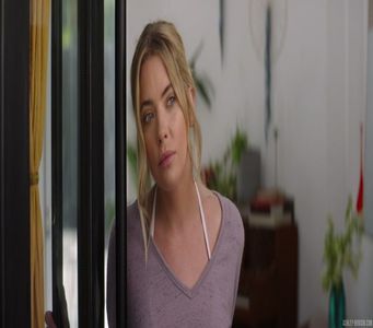 La prima vedere, coborând treptele în timp ce căram o ladă plină cu panglici, o parte din; ele fiindu-mi înfășurate de încheieturi, cu Victor în urma mea, ai crede că unul din noi are un fetiș foarte bine pus la punct. Cu toate astea, principala noastră ocupație din ultimele ore
