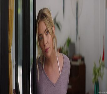 fusese punerea la punct a unor PR boxuri, care presupuneau mai mult efort decât mă; așteptam. ”Ce fel de arhitect nu știe să facă o fundă perfectă? E absurd, serios.” Îmi dau ochii peste cap în timp ce mă adresez acestuia, pașii purtându-mă până în living.

