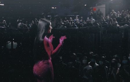 Thank you for your applause, guys. I’m Kim Kardashian and it’s so great to be here tonight.; When they asked me, I was like „You want me to host?Why?” I haven’t had a movie premiere in a long time. I mean, I only had one movie come out and no one told me it was even premiering. Anyway,
