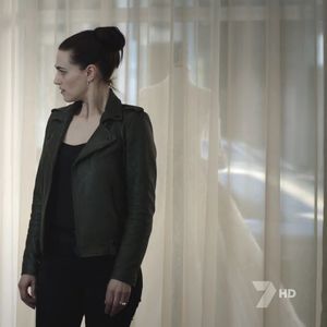 ▬ Cine o fi pus-o sa lucreze din nou destul de tarziu cand a promis ca se va tine; la ea acasa cina de aceasta data si v-a trebui sa pregateasca tot pentru cativa angajati/prieteni cu care se intelege prin minune... ca sa alerge la ora asta pe strazile orasului sa prinda inca
