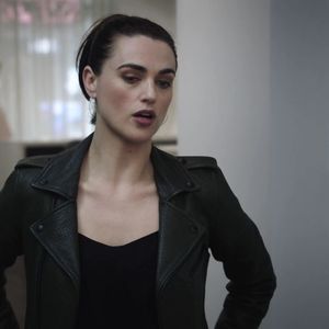 ▬ angajata ce isi doreste sa fie draguta pentru ca a avut o; zi buna. ❝Multumesc!❞ Singurul cuvant ce poate sa ii iasa printre buze usor confuza cum de nu se intoarce catre ele avand un contact vizual si nu doar un profil ce nu pare atat de amabil si dragut...
