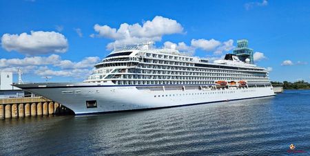 VIKING MARS Cruiser in MONTREAL Port