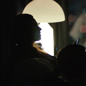 ▬ Isi lasa corpul sa cada langa acea persoana al carui nume nu il stia, nu ca; ar fi tinut neaparat sa il si stie... pune mana pe telefonul ce zacea uitat pe noptiera si il aprinde incercand sa isi alunge propriul gand ca sa nu para dezamagita de actiunea care tocmai se
