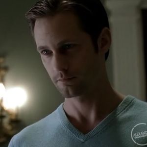 ▬ ❝Neagra, lunga si fara zahar... am inteles sa traiti.❞ Mustaceste pentru ca ii trecuse; un gand nu tocmai adecvat si nu despre cafeaua ce ea o dorea, dar se abtinu-se sa adauge ceva cu privire la acest lucru, era prea devreme pentru glume de genul asta.
