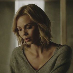 ▬ procesa destul de greu tot ceea ce isi dorea de la viata ei, nici daca s-ar fi; dus la munca nu se trezea la ora asta. ❝Nici macar nu am baut o gura de cafea Noah... azi sunt libera, ar trebui sa fiu.❞ Ofteaza dezamagita incercand sa proceseze totusi cuvintele ce o loveau
