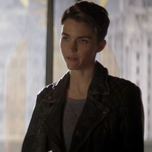 ▬ ❝As putea face altceva sa te simti mult mai bine, dar daca te multumeste un simplu; buna dimineata... atunci... buna dimineata, Mrs Ferguson!❞ Isi daduse seama ca a zis de doua ori acel salut si isi lasa privirea abtinandu-se sa nu rada pentru ca ar fi continuat sa adauge
