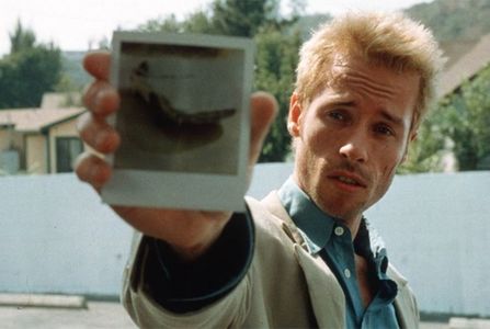 　Memento, dir. by Chris. Nolan, 3.5★.　　A man with short-term memory loss uses notes, tattoos and; photographs to discover his wife’s killer. The story unfolds in a non-linear way, showing the man’s fragmented perception of time. (cam greut de urmarit but brilliant!)
