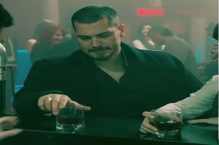— vin de la bar cu o sticlă de wiskey in mână și mă așez pe canapea picior peste picior ,iau o gură; iau o gură din pahar trecându-mi limba peste buze mai iau câteva inghițituri și pun sticla pe masa din fața canapelei
