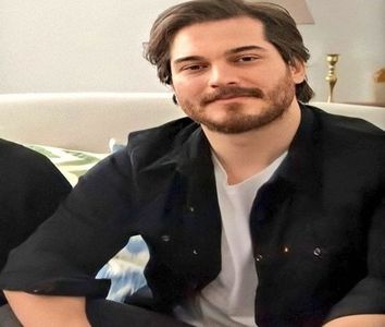 — iau mâna domnișoarei și-o sărut ușor ,incântat de cunoștință eu sunt catagay