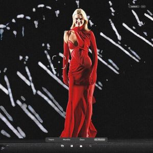 ،28.11 Ꜥℐẹṇṇẹṛ on ²³Ⲋep in Paris, France; at the L’Oréal Paris Fashion Show.