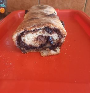 Cozonac cu crema de oreo si prune uscate
