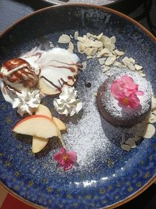 Img.2024.08.21; Lava Cake cu înghețată de vanilie! La fel de gustos....
