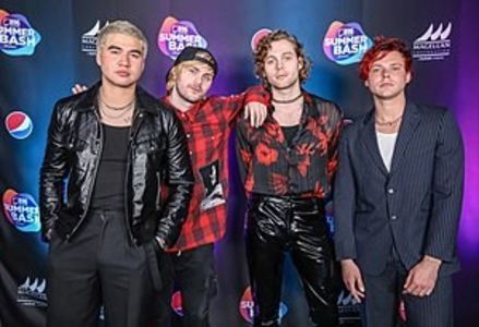 300px-5sos-NZ4A4323