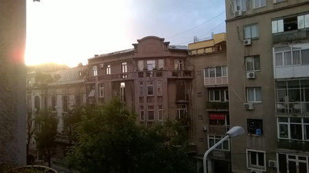 ; Peste drum spre stânga
