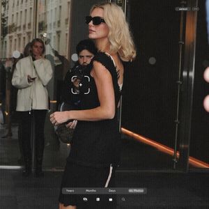،21.01 Ꜥℐẹṇṇẹṛ on ²⁵Ⲋep in Paris, France; arriving at The Row Show.