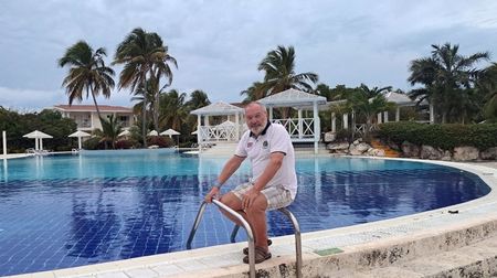 20250224_181155 La o piscină