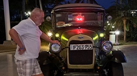 20250228_184742 Mașină de epocă