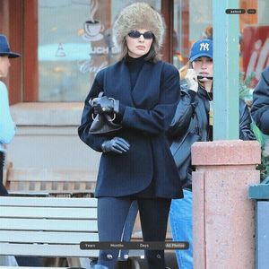 ،05.04 Ꜥℐẹṇṇẹṛ on ¹⁵ʝan in Aspen, CO; ⠀⠀out and about.