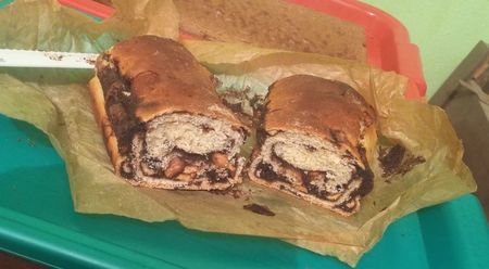 Cozonac pufos cu maia si umplutura de alune cu cacao
