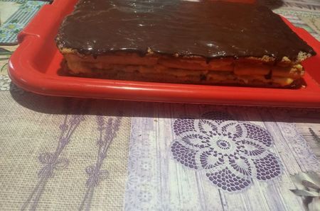 Prajitura cu blaturi de nuci, crema de lamaie si piscoturi
