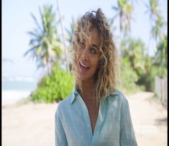 — cu îngrijorare și durere ghemotocul de blandă ud și murdar, strâns într-un covrig în mijlocul; cutiei, tremurând și el la fel de tare ca ea. Cum putuseră să lovească o inimă atât de firavă și plăpândă, lipsită de apărare și s-o mai și lase în ploaie după toate astea? Cu cât se
